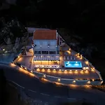 Amarilia Private *