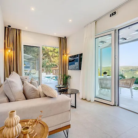 Amarilia Private Villa *