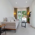 Amarilia Private